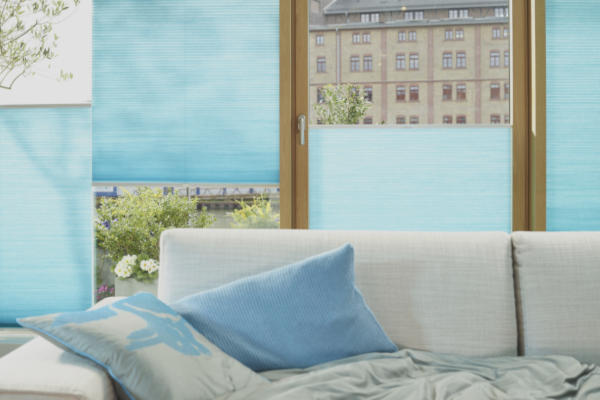 Duette am Fenster von innen gesehen Duette von innen