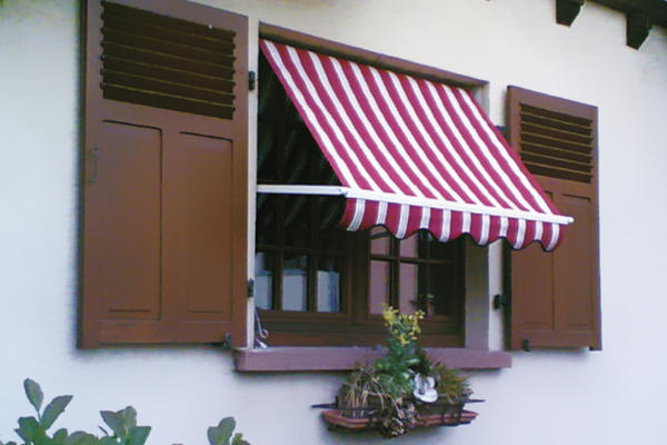 Klappladen und Fallarmmarkise