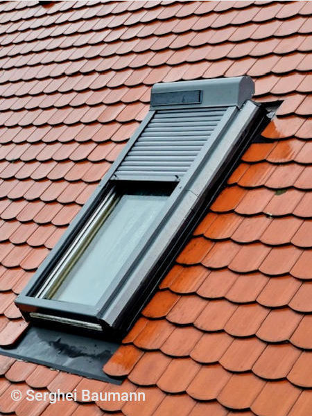 Solargesteuerter Dachfensterrollladen Solar-DF-Rollladen