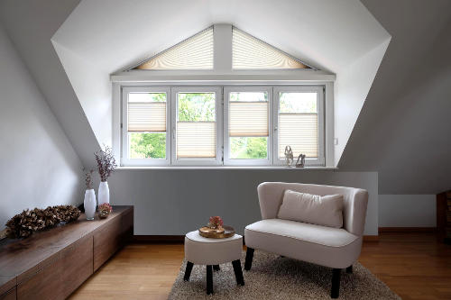 Plisseeanlage am Dachfenster Plissees unter dem Dach nach Maẞ